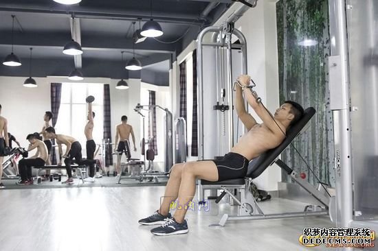 长腿、翘臀的完美身材美女哪里多集中？除了春熙路，可能也就是四川西南航空职业学院健身房了。近日，该校一组美女健身房性感照片走红网络，时尚炫酷高大上的健身房加长腿翘臀完美身材的俏空姐，让网友观后直呼：“看美女不用去春熙路被暴晒了，到西航健身房吹着空调撩师妹去。”