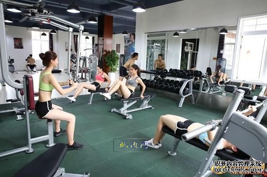 长腿、翘臀的完美身材美女哪里多集中？除了春熙路，可能也就是四川西南航空职业学院健身房了。近日，该校一组美女健身房性感照片走红网络，时尚炫酷高大上的健身房加长腿翘臀完美身材的俏空姐，让网友观后直呼：“看美女不用去春熙路被暴晒了，到西航健身房吹着空调撩师妹去。”