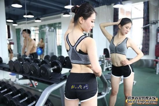 长腿、翘臀的完美身材美女哪里多集中？除了春熙路，可能也就是四川西南航空职业学院健身房了。近日，该校一组美女健身房性感照片走红网络，时尚炫酷高大上的健身房加长腿翘臀完美身材的俏空姐，让网友观后直呼：“看美女不用去春熙路被暴晒了，到西航健身房吹着空调撩师妹去。”