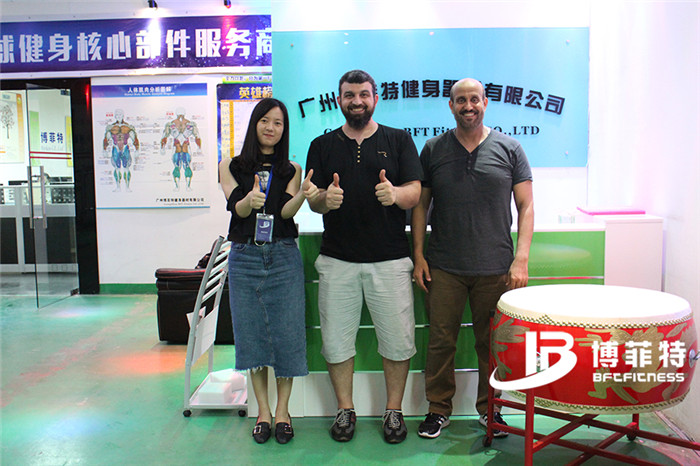 沙特客户来快猫影院入口购买健身房器材，产品囊括有氧系列的跑步机，动感单车，健身车