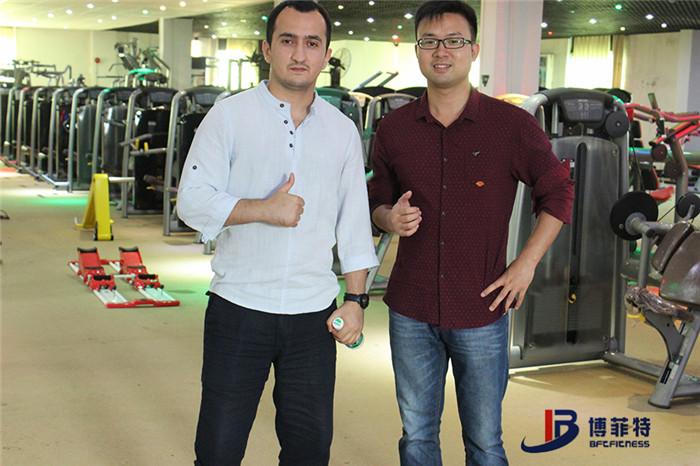 阿塞拜疆客户来快猫影院入口购买健身房器材，产品囊括有氧系列的跑步机，动感单车，健身车