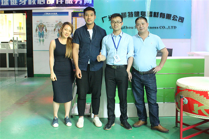 泰国客户来中国广州快猫影院入口健身器材有限公司为他们的健身房采购快猫视频下载免费污污