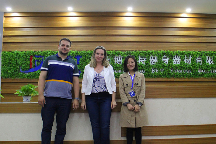 巴西客户来中国进口快猫影院入口商用健身房器材