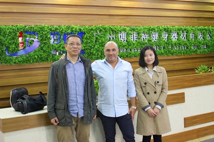 美国客户来中国进口健身器材