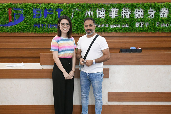 沙特阿拉伯客户采购快猫影院入口品牌健身器材