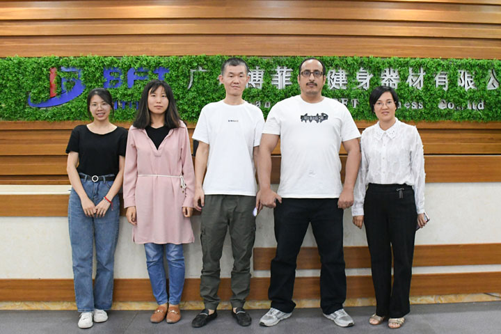 沙特客户来中国采购快猫影院入口健身器材
