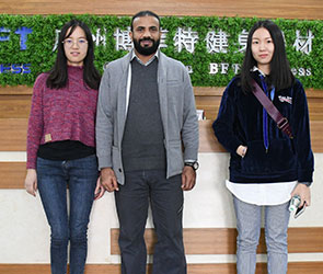 沙特客户来中国采购快猫影院入口商用健身器械